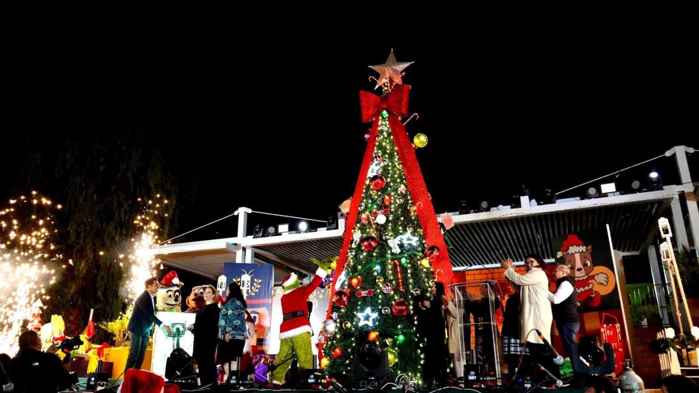 Llega espíritu de Navidad al Parque Infantil con encendido del Árbol Navideño